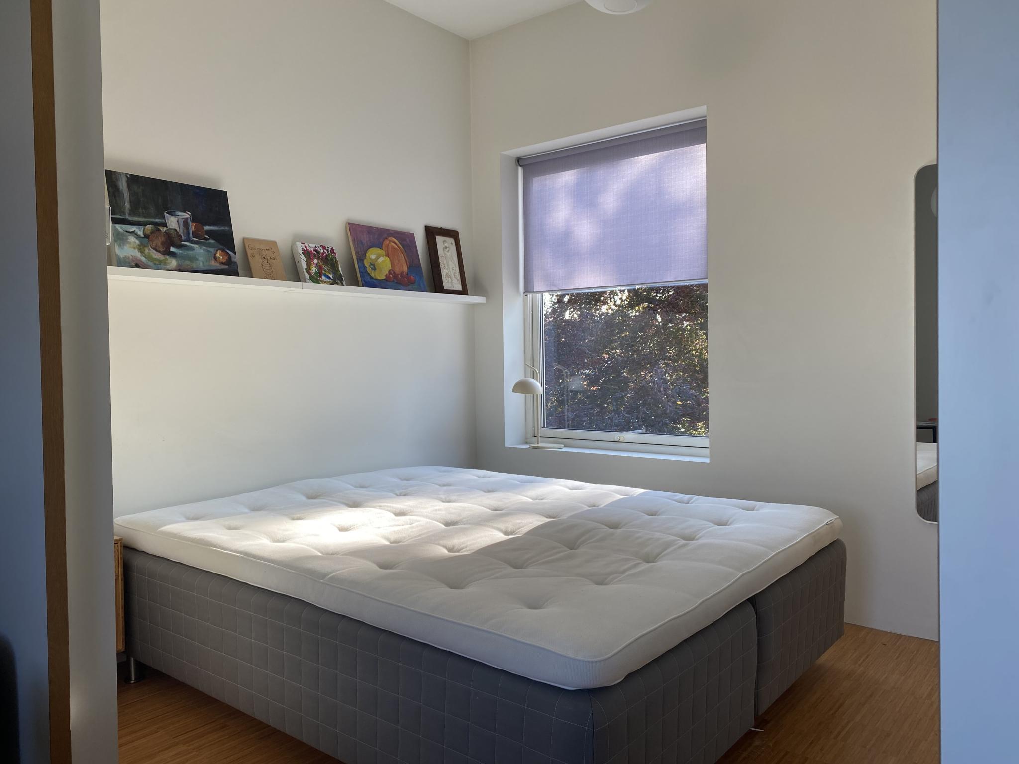 Soverom med doble skyvedører mot stue